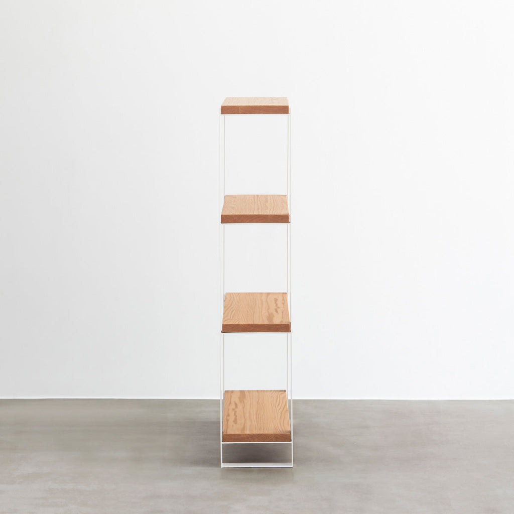 Kanademonoのレッドオーク材の棚板とホワイトのアイアンで製作したシェルフ（側面）