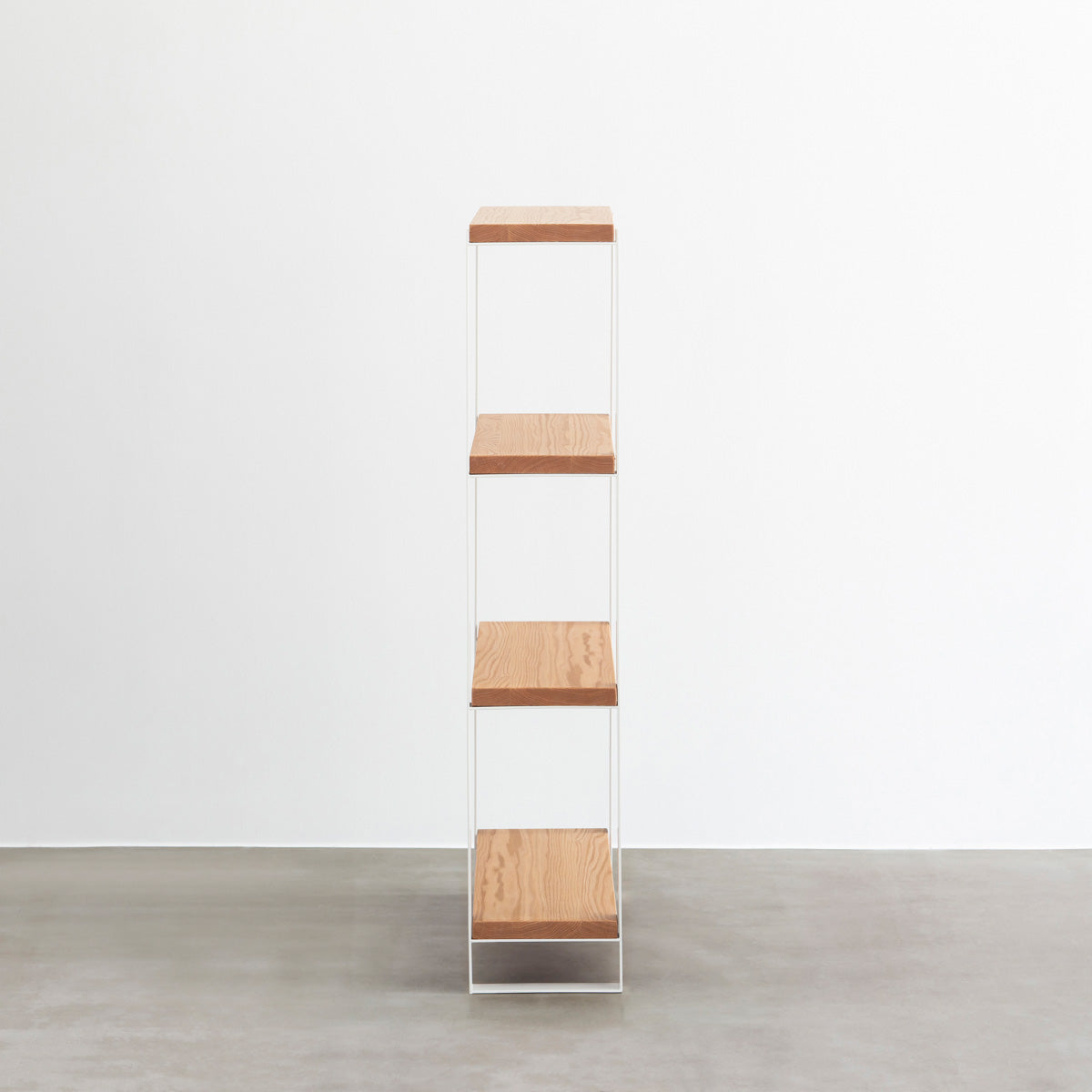 Kanademonoのレッドオーク材の棚板とホワイトのアイアンで製作したシェルフ（側面）