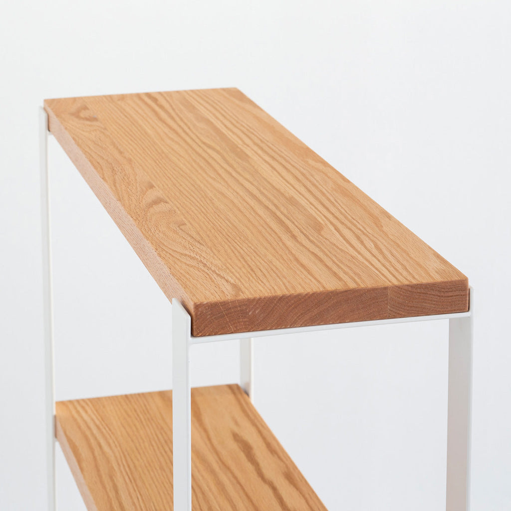 Kanademonoのレッドオーク材の棚板とホワイトのアイアンで製作したシェルフ（上部）