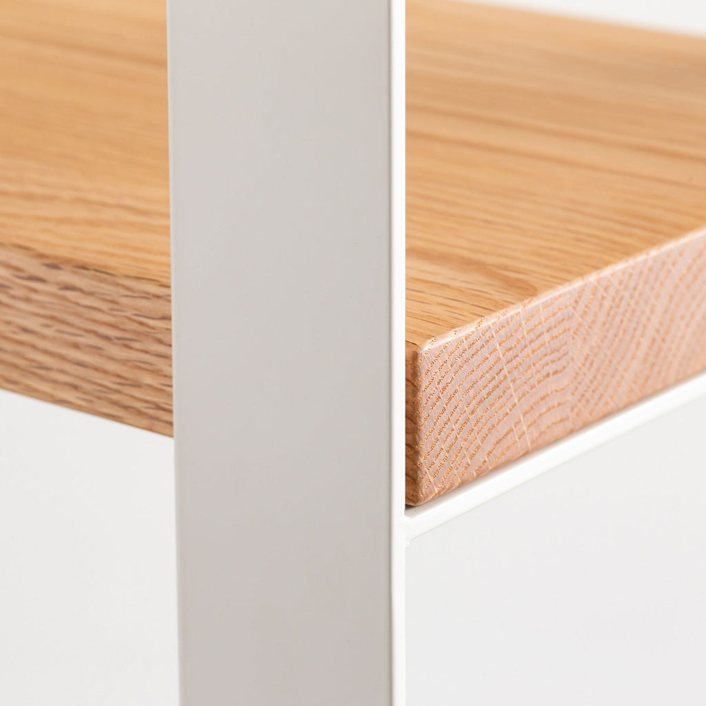 Kanademonoのレッドオーク材の棚板とホワイトのアイアンで製作したシェルフ（フレーム部分）