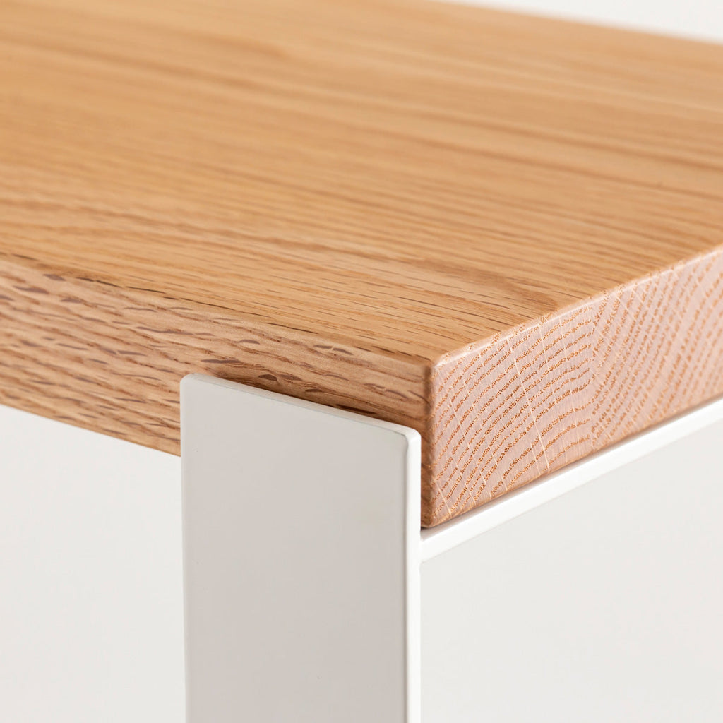 Kanademonoのレッドオーク材の棚板とホワイトのアイアンで製作したシェルフ（上部クローズアップ）