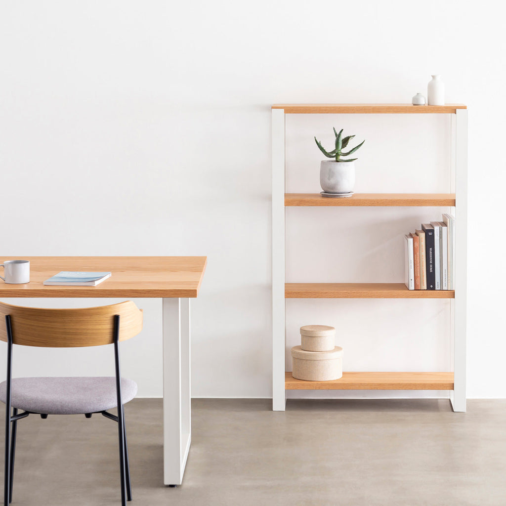 Kanademonoのレッドオーク材の棚板とホワイトのアイアンで製作したシェルフ（使用イメージ）