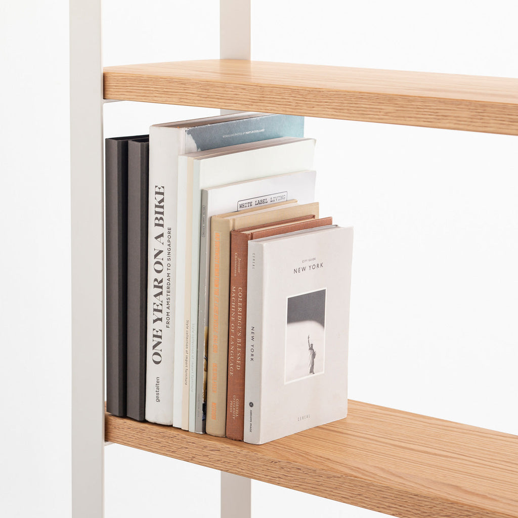 Kanademonoのレッドオーク材の棚板とホワイトのアイアンで製作したシェルフ（使用イメージ２）