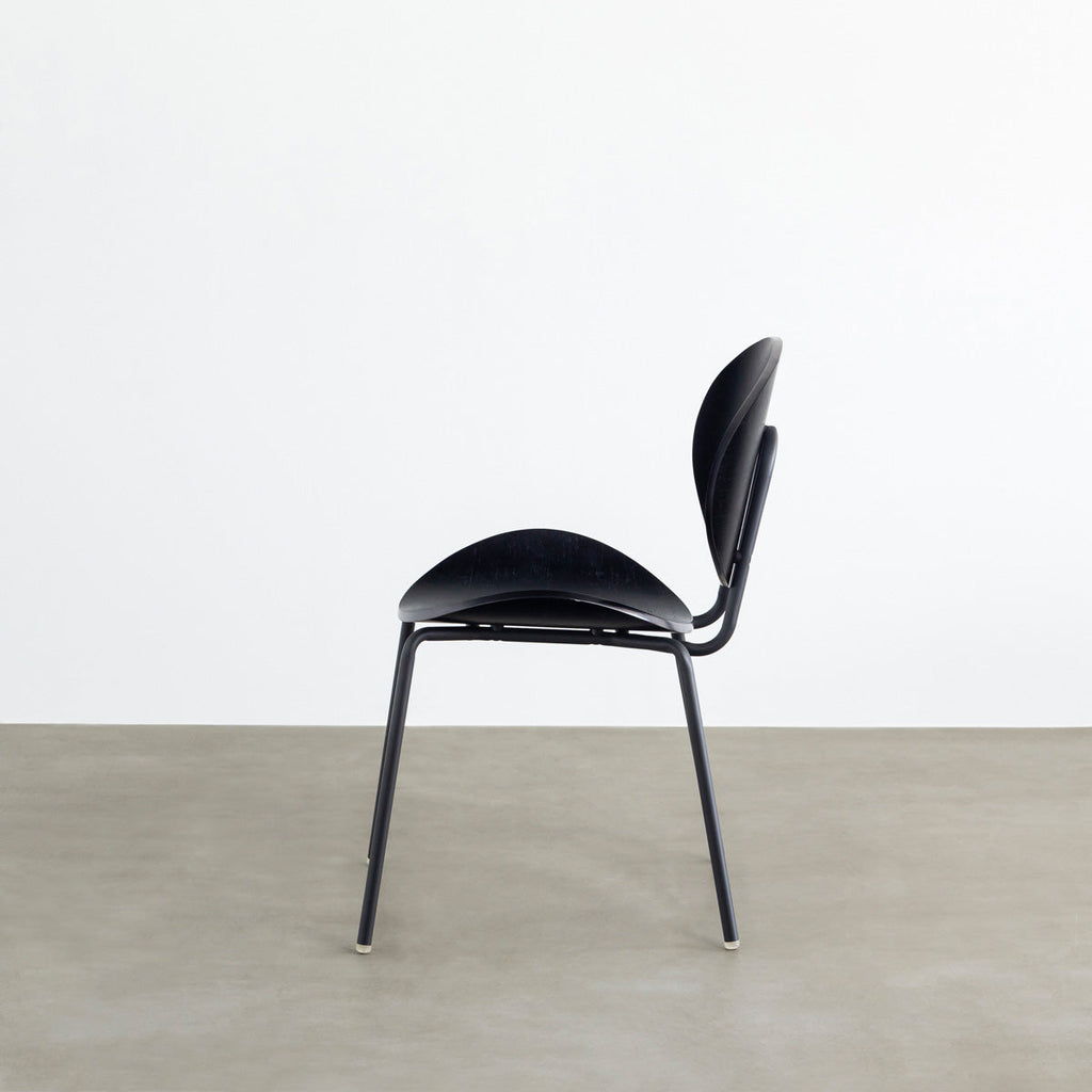 KANADEMONOのペア材プライウッドとアイアンを組み合わせたユニークモダンなブラックのダイニングチェア（側面）