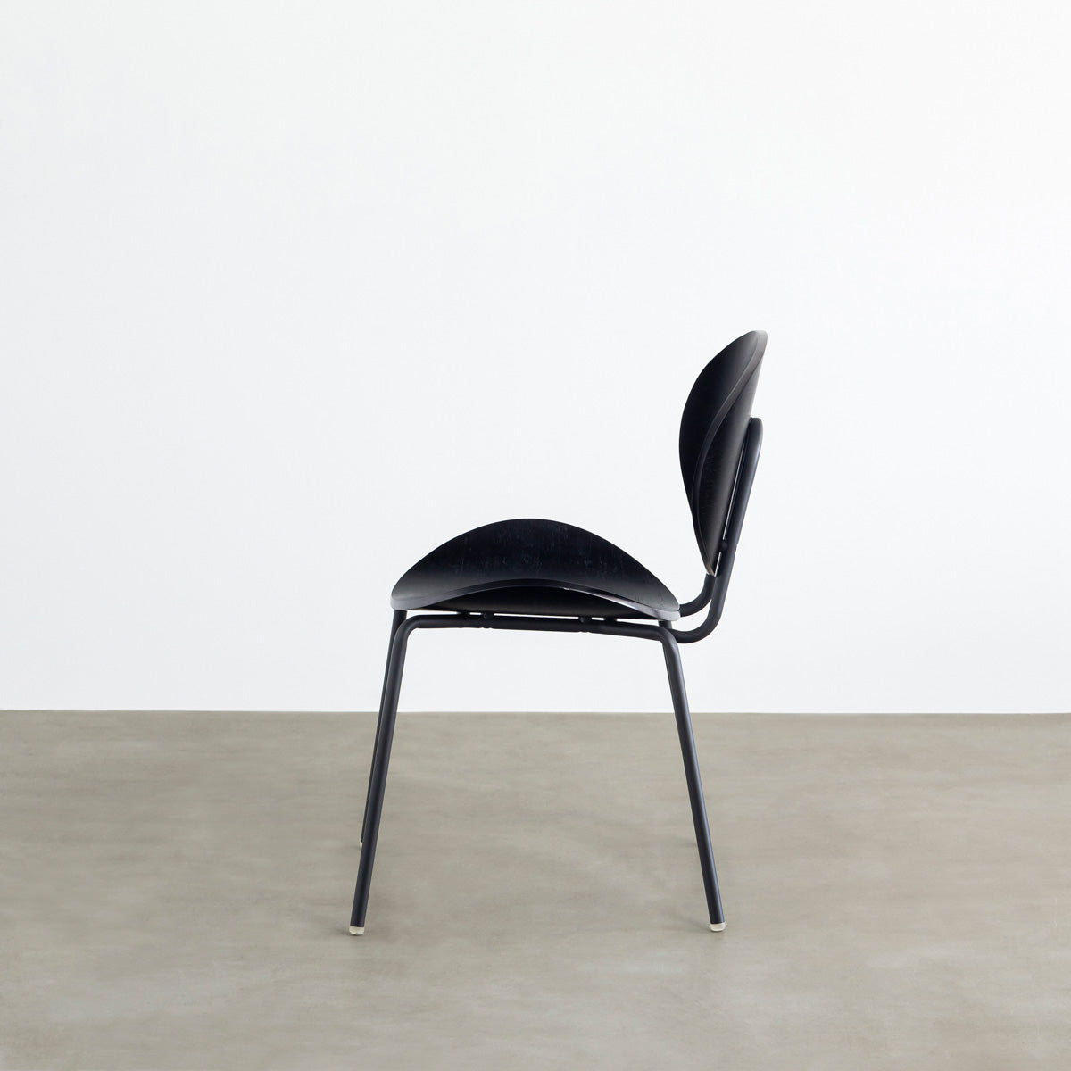 KANADEMONOのペア材プライウッドとアイアンを組み合わせたユニークモダンなブラックのダイニングチェア（側面）