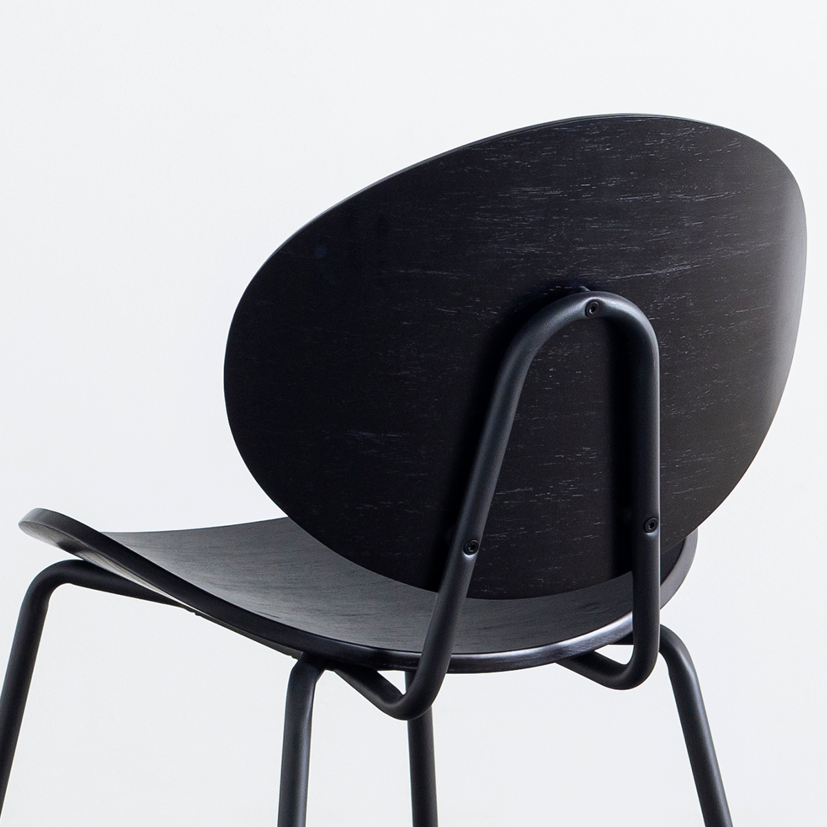 KANADEMONOのペア材プライウッドとアイアンを組み合わせたユニークモダンなブラックのダイニングチェア（斜め後ろ2）