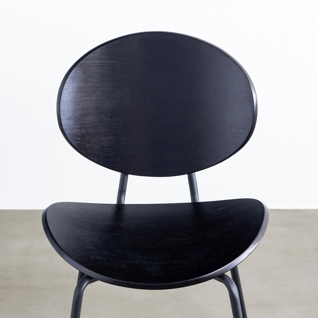 KANADEMONOのペア材プライウッドとアイアンを組み合わせたユニークモダンなブラックのダイニングチェア（座面）