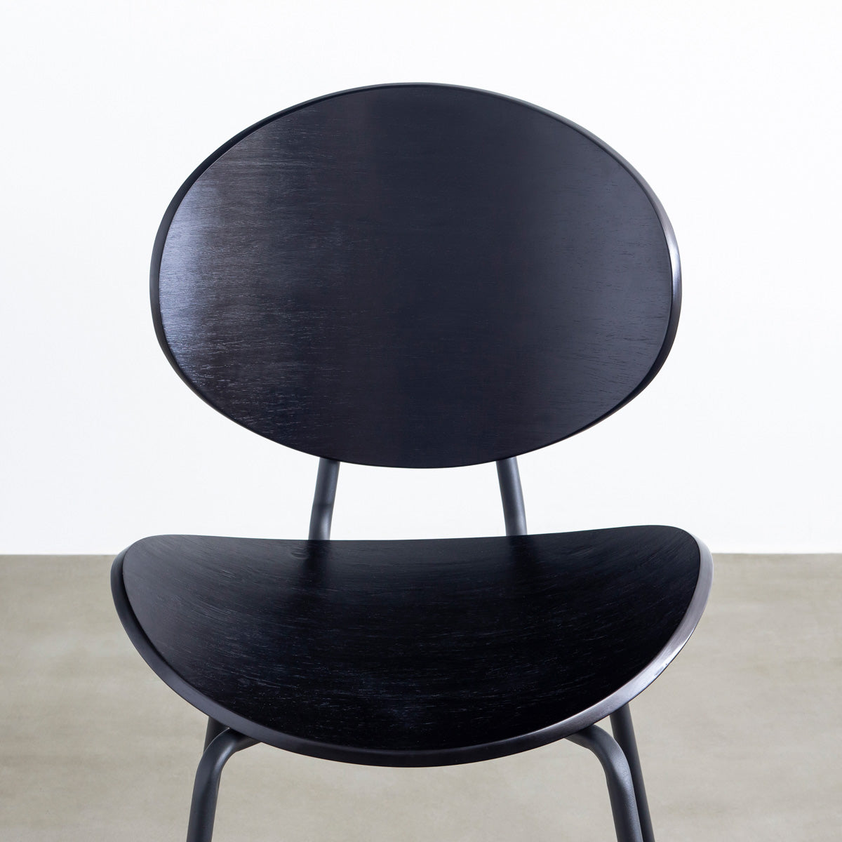 KANADEMONOのペア材プライウッドとアイアンを組み合わせたユニークモダンなブラックのダイニングチェア（座面）