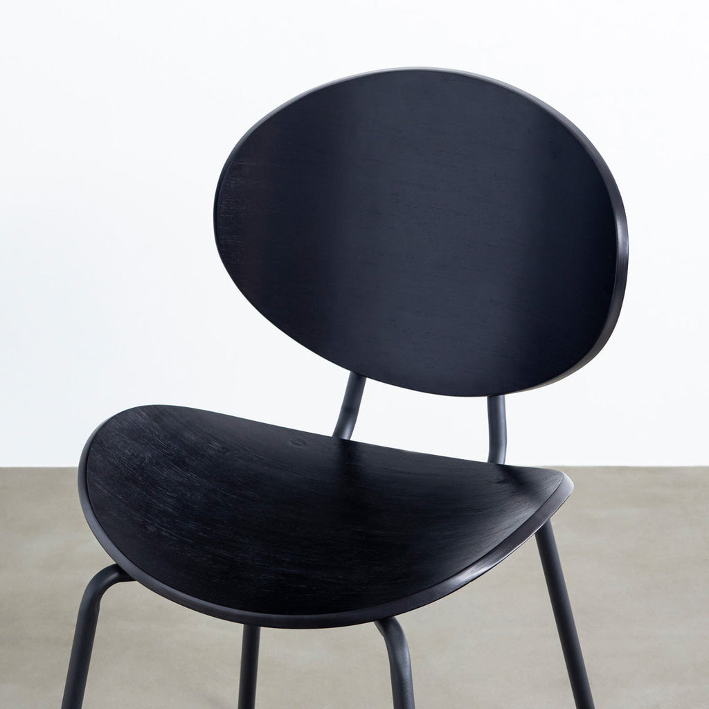 KANADEMONOのペア材プライウッドとアイアンを組み合わせたユニークモダンなブラックのダイニングチェア（座面2）