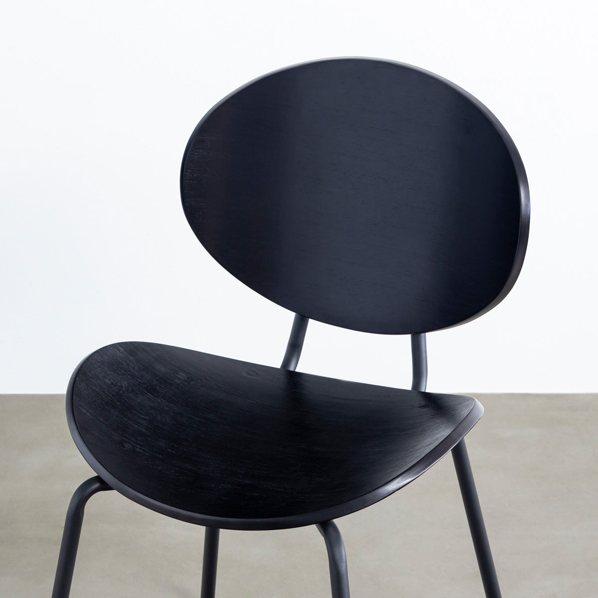 KANADEMONOのペア材プライウッドとアイアンを組み合わせたユニークモダンなブラックのダイニングチェア（座面2）