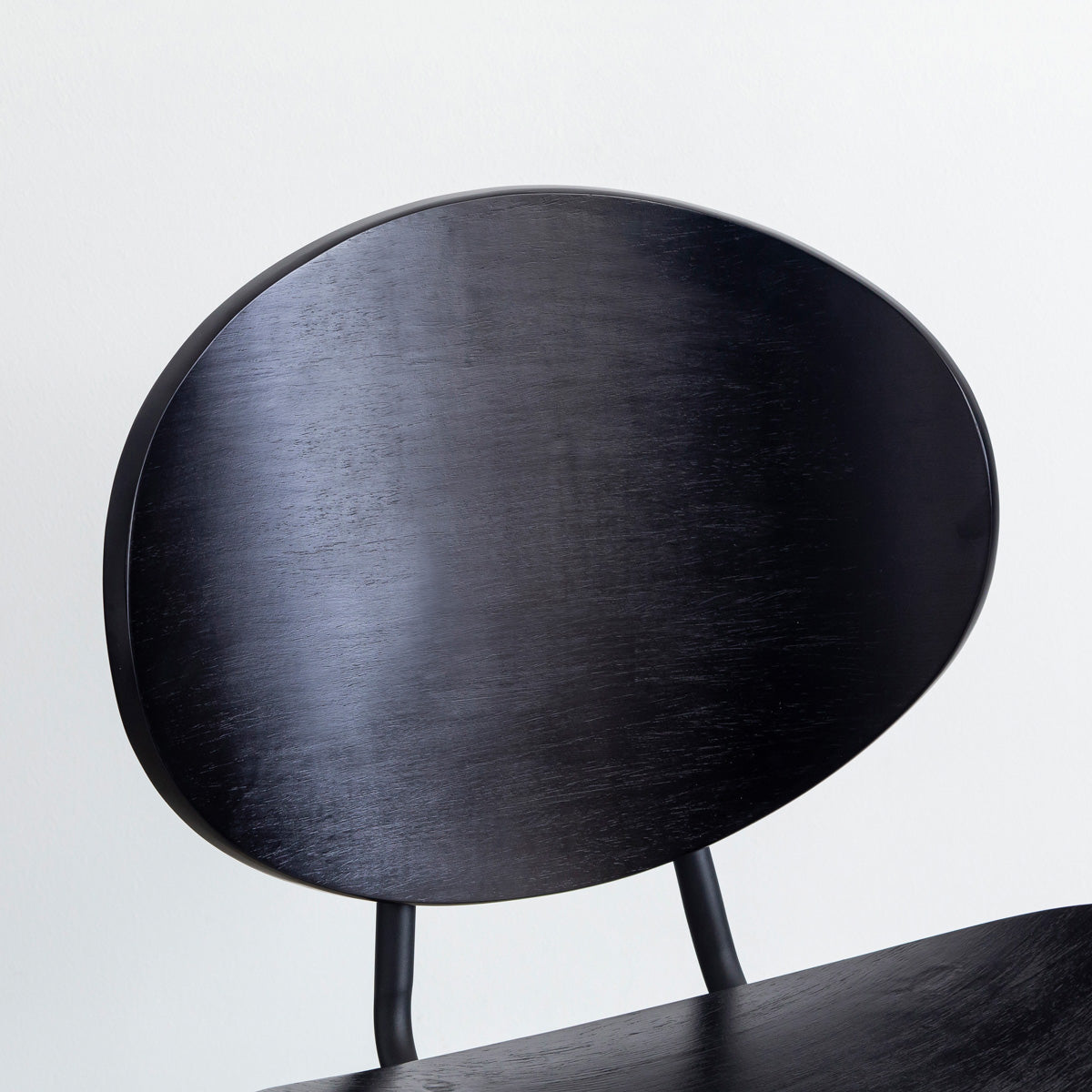 KANADEMONOのペア材プライウッドとアイアンを組み合わせたユニークモダンなブラックのダイニングチェア（背もたれ）