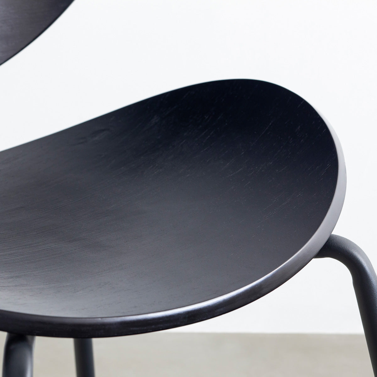 KANADEMONOのペア材プライウッドとアイアンを組み合わせたユニークモダンなブラックのダイニングチェア（座面3）