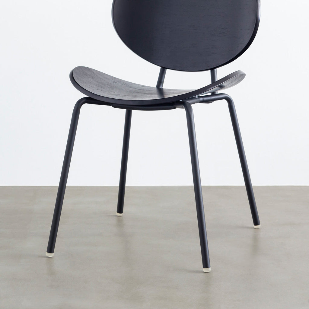 KANADEMONOのペア材プライウッドとアイアンを組み合わせたユニークモダンなブラックのダイニングチェア（脚）