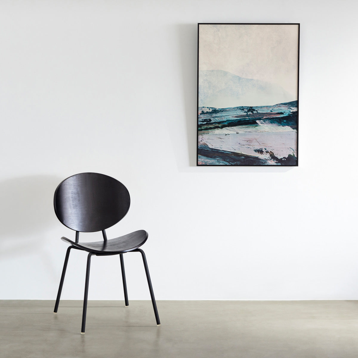 KANADEMONOのペア材プライウッドとアイアンを組み合わせたユニークモダンなブラックのダイニングチェア（使用例）