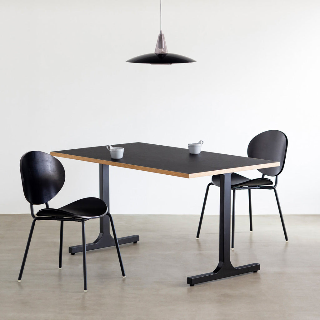 KANADEMONOのペア材プライウッドとアイアンを組み合わせたユニークモダンなブラックのダイニングチェア（使用例2）