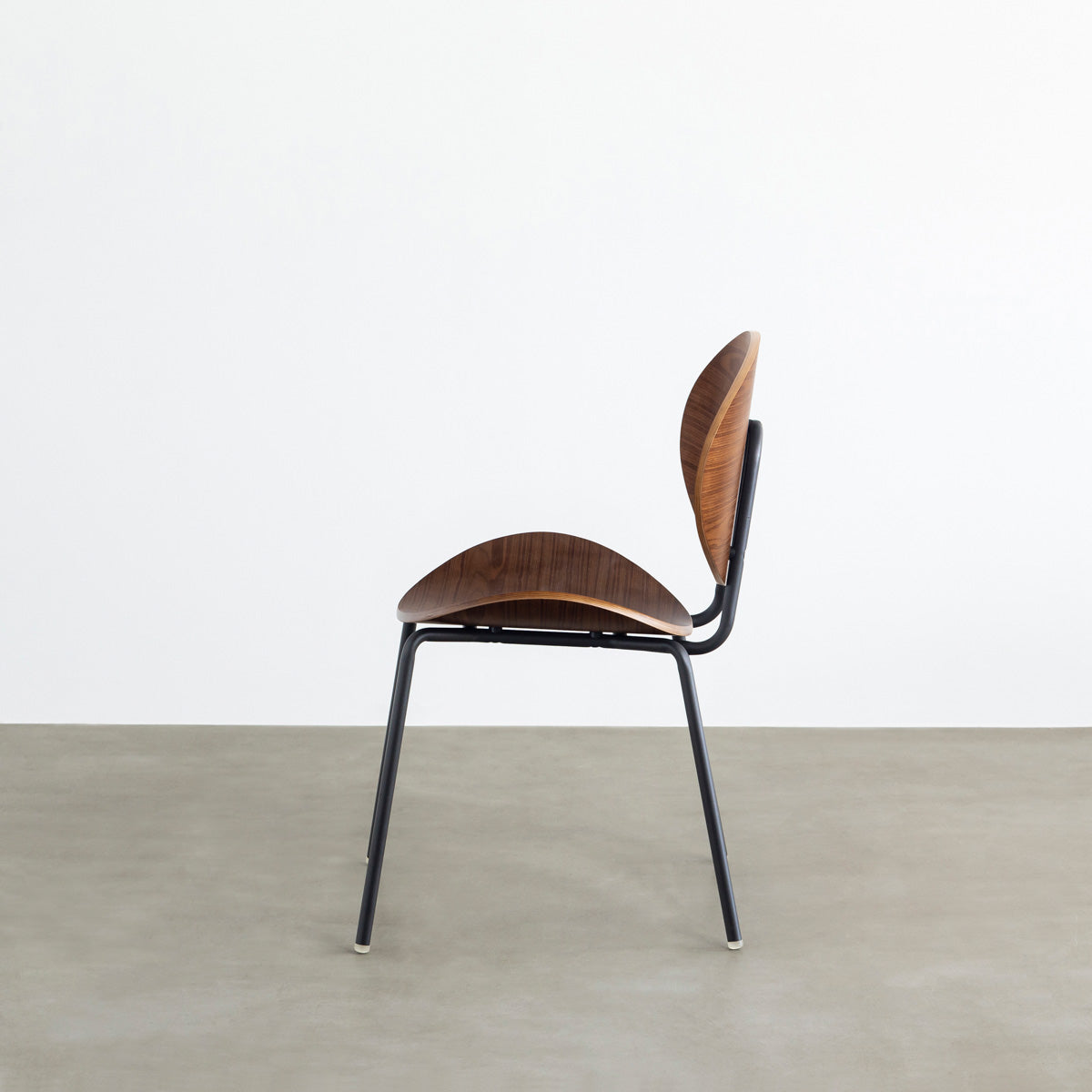 KANADEMONOのペア材プライウッドとアイアンを組み合わせたユニークモダンなブラウンのダイニングチェア（側面）