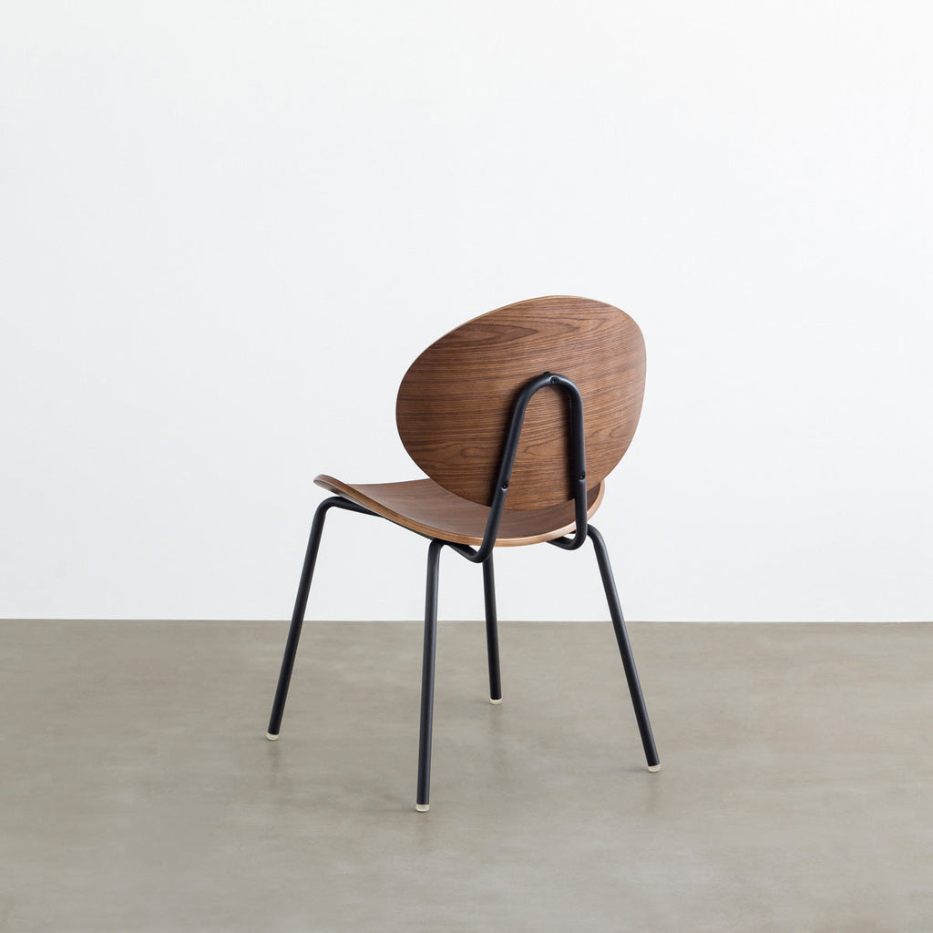 KANADEMONOのペア材プライウッドとアイアンを組み合わせたユニークモダンなブラウンのダイニングチェア（斜め後ろ）