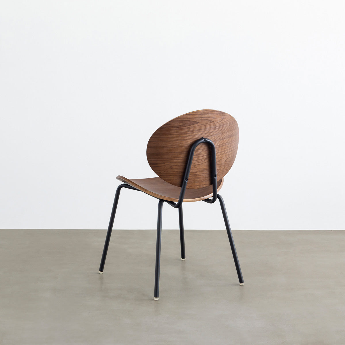 KANADEMONOのペア材プライウッドとアイアンを組み合わせたユニークモダンなブラウンのダイニングチェア（斜め後ろ）