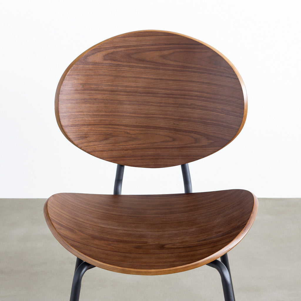 KANADEMONOのペア材プライウッドとアイアンを組み合わせたユニークモダンなブラウンのダイニングチェア（座面）