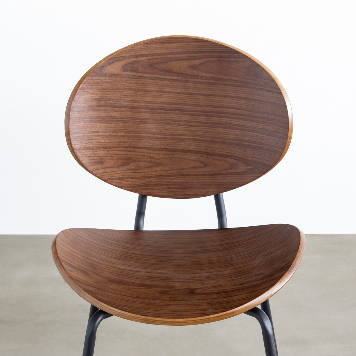 KANADEMONOのペア材プライウッドとアイアンを組み合わせたユニークモダンなブラウンのダイニングチェア（座面）