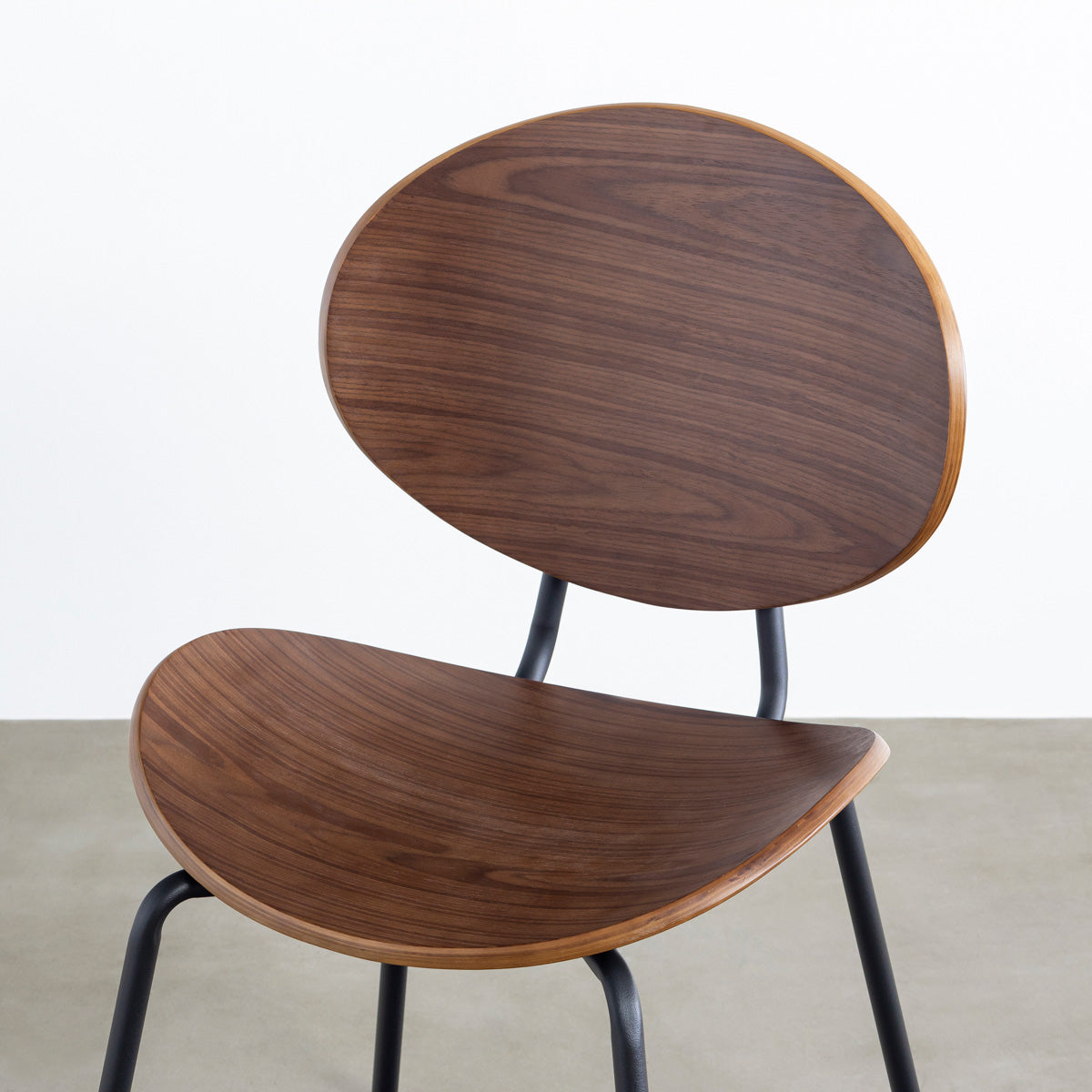 KANADEMONOのペア材プライウッドとアイアンを組み合わせたユニークモダンなブラウンのダイニングチェア（座面2）