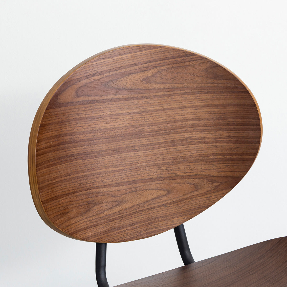 KANADEMONOのペア材プライウッドとアイアンを組み合わせたユニークモダンなブラウンのダイニングチェア（背もたれ）