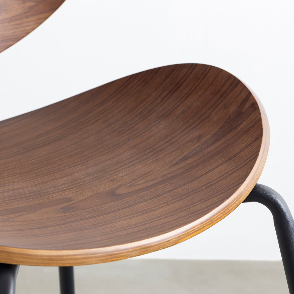 KANADEMONOのペア材プライウッドとアイアンを組み合わせたユニークモダンなブラウンのダイニングチェア（座面2）