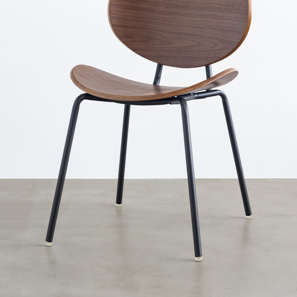 KANADEMONOのペア材プライウッドとアイアンを組み合わせたユニークモダンなブラウンのダイニングチェア（脚）