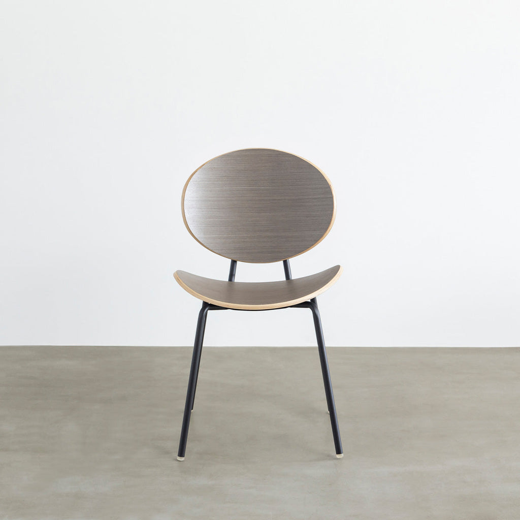 KANADEMONOのペア材プライウッドとアイアンを組み合わせたユニークモダンなグレーのダイニングチェア（正面）