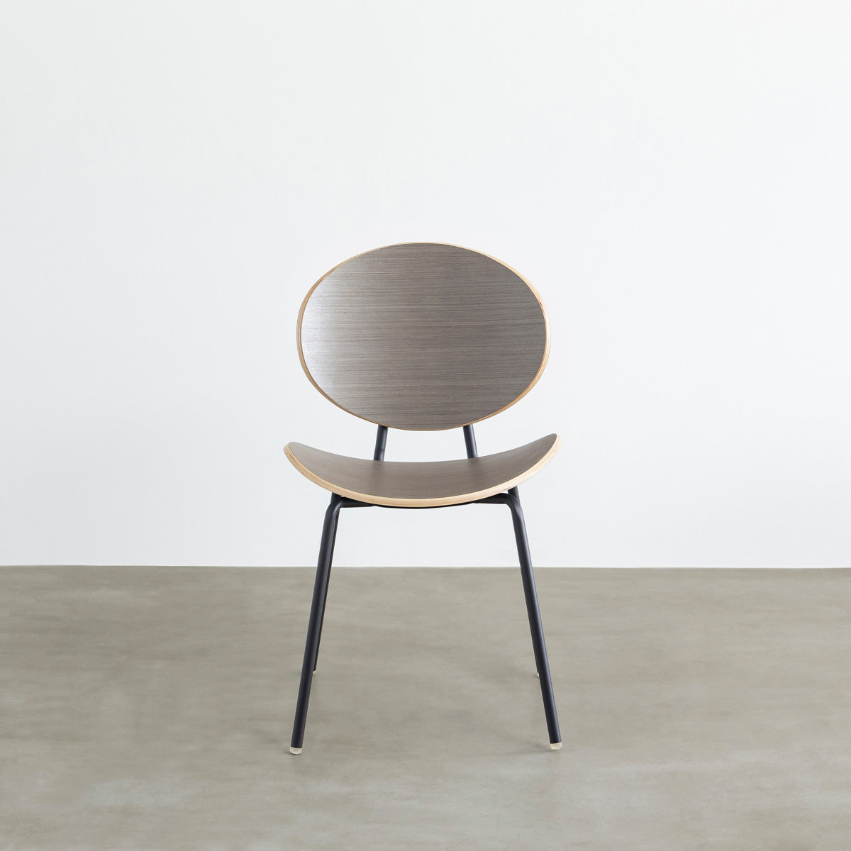 KANADEMONOのペア材プライウッドとアイアンを組み合わせたユニークモダンなグレーのダイニングチェア（正面）