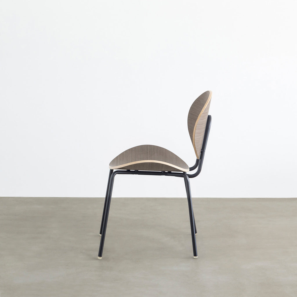 KANADEMONOのペア材プライウッドとアイアンを組み合わせたユニークモダンなグレーのダイニングチェア（側面）