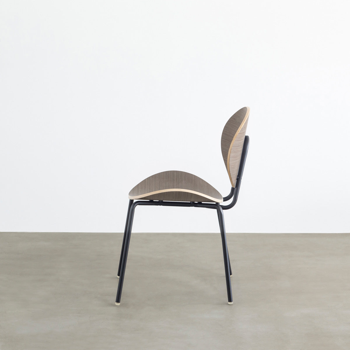 KANADEMONOのペア材プライウッドとアイアンを組み合わせたユニークモダンなグレーのダイニングチェア（側面）