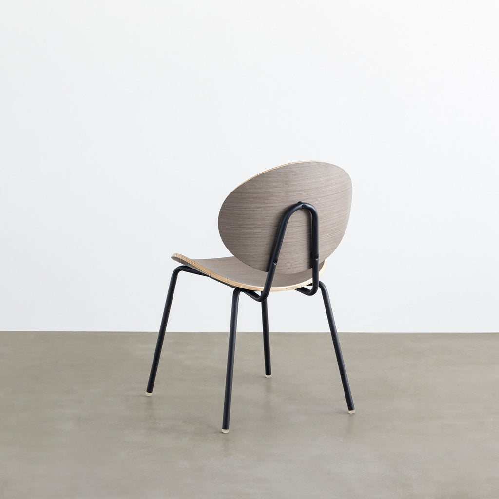 KANADEMONOのペア材プライウッドとアイアンを組み合わせたユニークモダンなグレーのダイニングチェア（斜め後ろ）