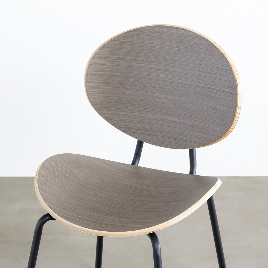 KANADEMONOのペア材プライウッドとアイアンを組み合わせたユニークモダンなグレーのダイニングチェア（座面2）