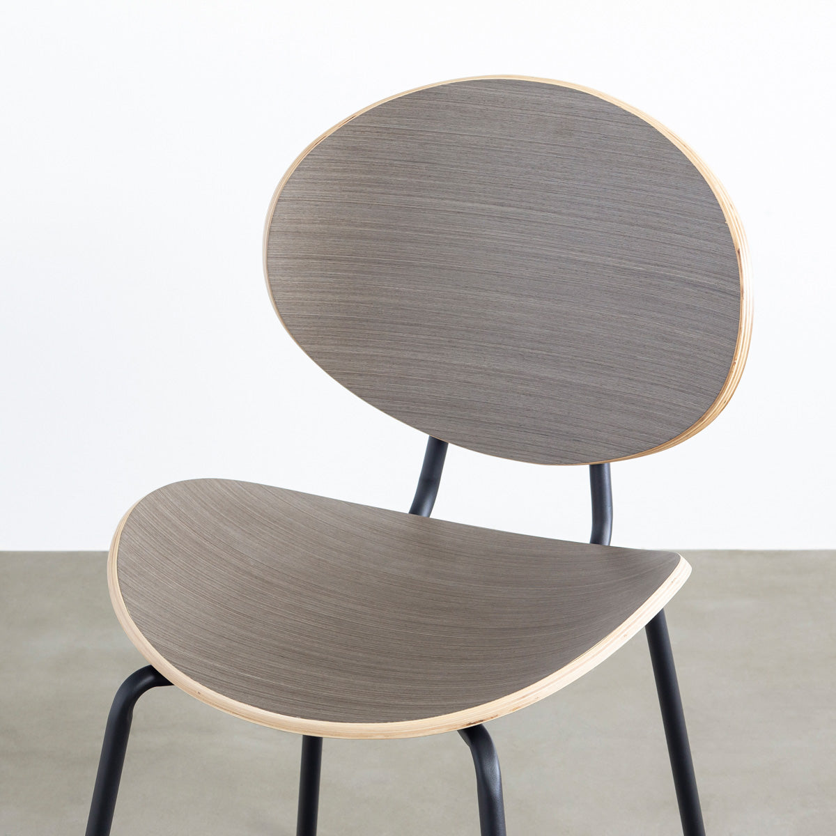 KANADEMONOのペア材プライウッドとアイアンを組み合わせたユニークモダンなグレーのダイニングチェア（座面2）