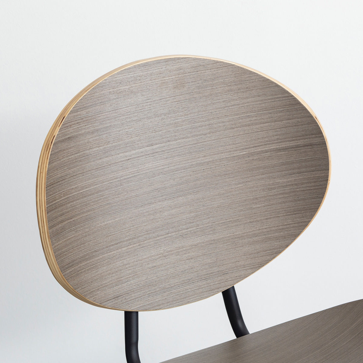 KANADEMONOのペア材プライウッドとアイアンを組み合わせたユニークモダンなグレーのダイニングチェア（背もたれ）