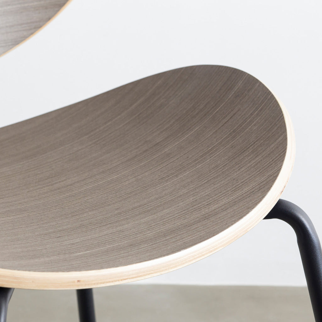 KANADEMONOのペア材プライウッドとアイアンを組み合わせたユニークモダンなグレーのダイニングチェア（座面3）