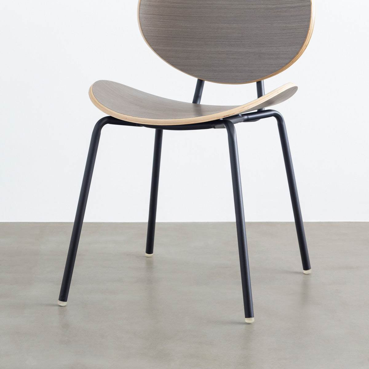 KANADEMONOのペア材プライウッドとアイアンを組み合わせたユニークモダンなグレーのダイニングチェア（脚）