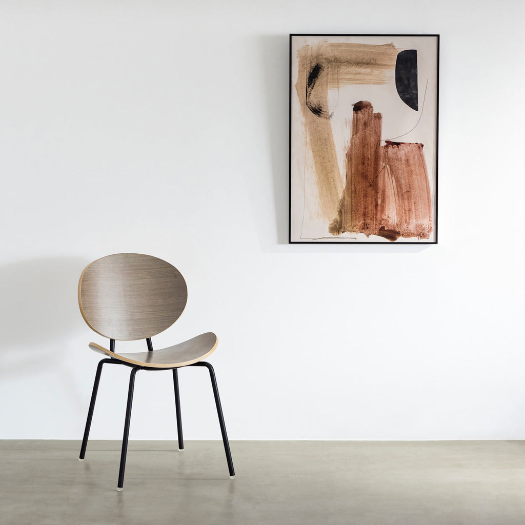 KANADEMONOのペア材プライウッドとアイアンを組み合わせたユニークモダンなグレーのダイニングチェア（使用例）