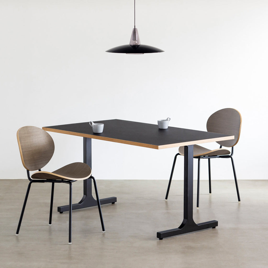 KANADEMONOのペア材プライウッドとアイアンを組み合わせたユニークモダンなグレーのダイニングチェア（使用例2）