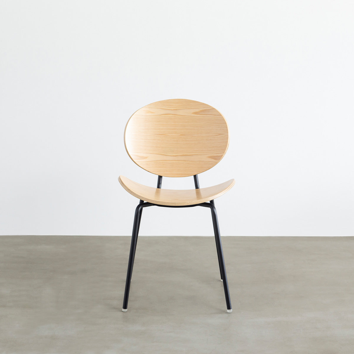 KANADEMONOのペア材プライウッドとアイアンを組み合わせたユニークモダンなナチュラルカラーのダイニングチェア（正面）