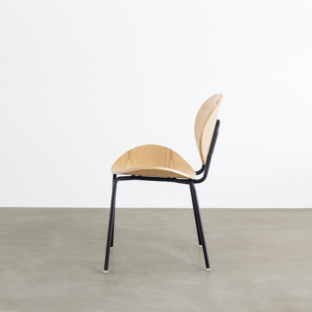 KANADEMONOのペア材プライウッドとアイアンを組み合わせたユニークモダンなナチュラルカラーのダイニングチェア（側面）