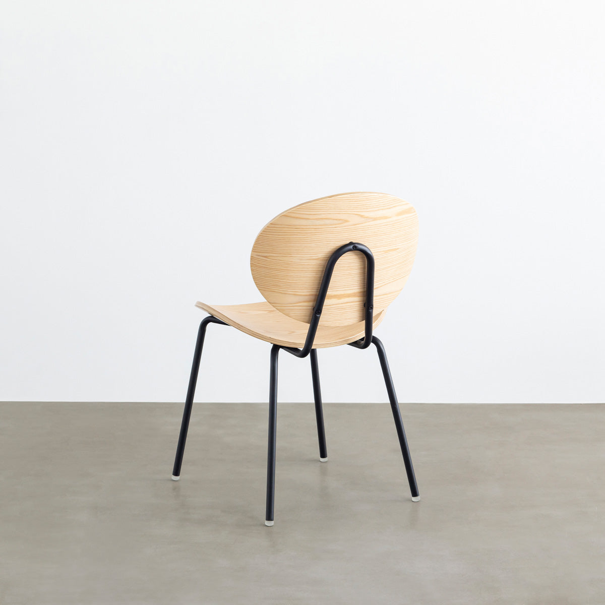 KANADEMONOのペア材プライウッドとアイアンを組み合わせたユニークモダンなナチュラルカラーのダイニングチェア（斜め後ろ）