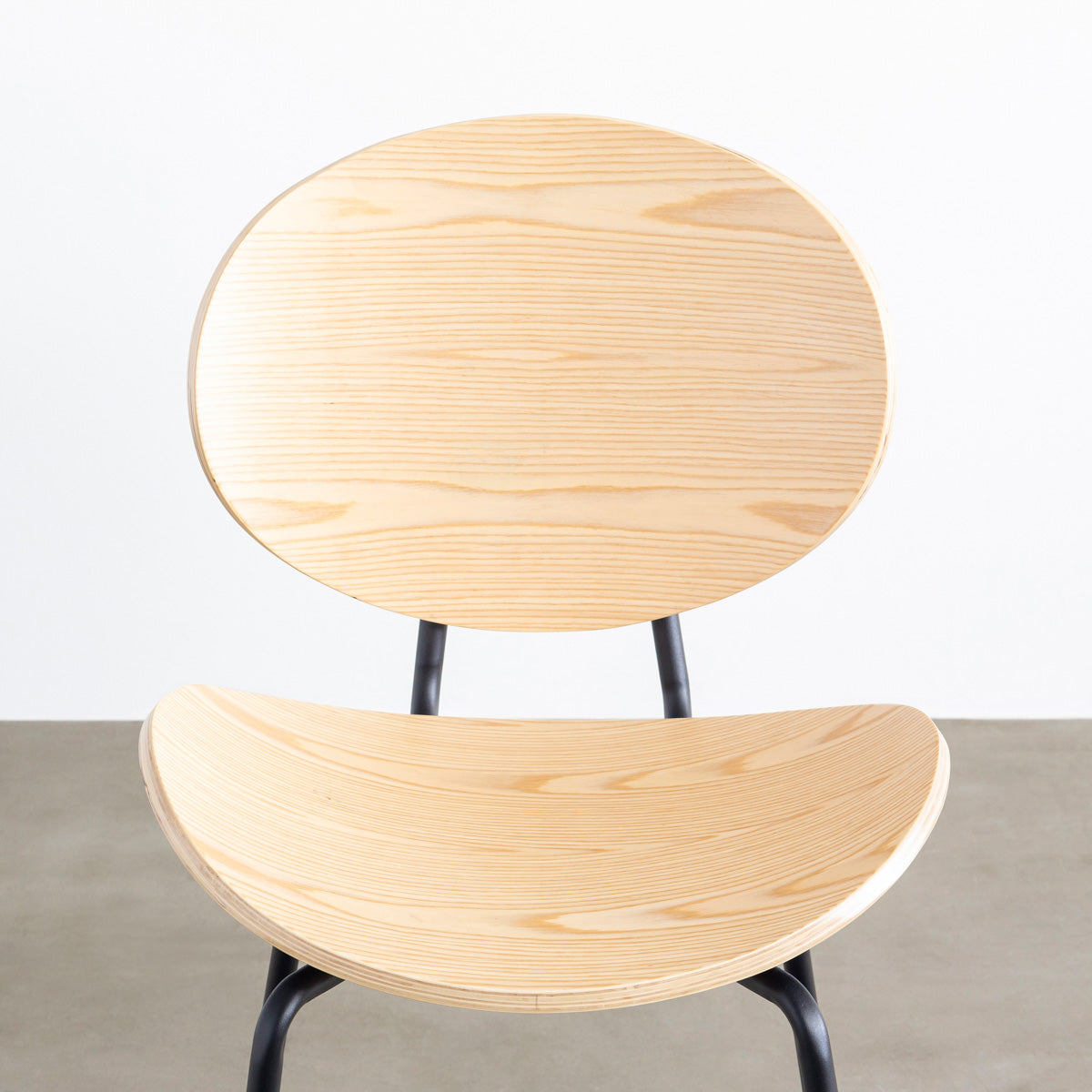 KANADEMONOのペア材プライウッドとアイアンを組み合わせたユニークモダンなナチュラルカラーのダイニングチェア（座面2）