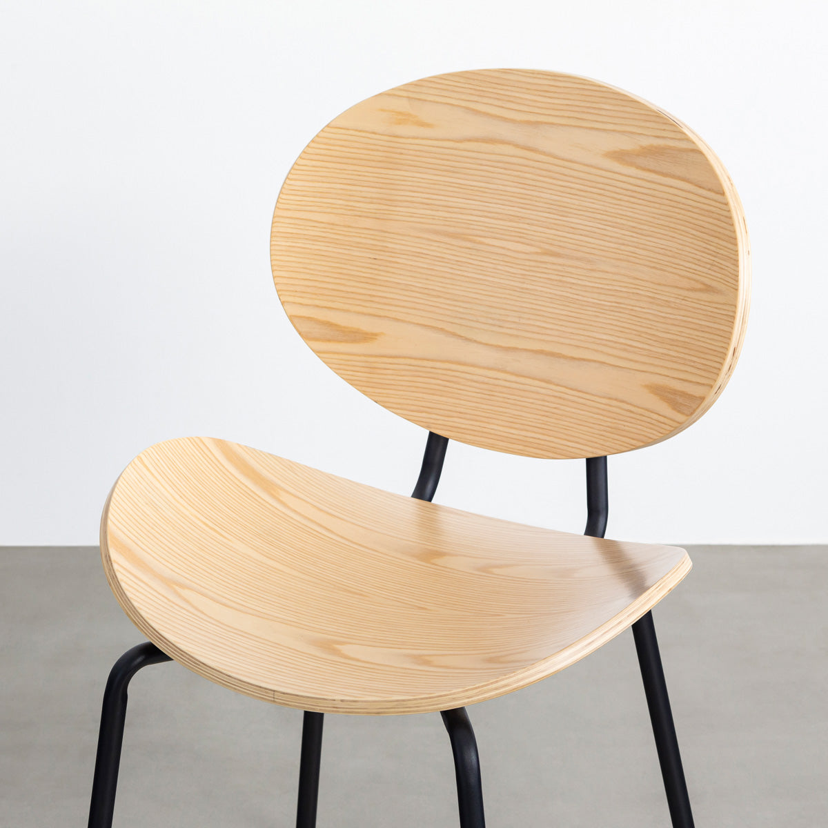 KANADEMONOのペア材プライウッドとアイアンを組み合わせたユニークモダンなナチュラルカラーのダイニングチェア（座面）