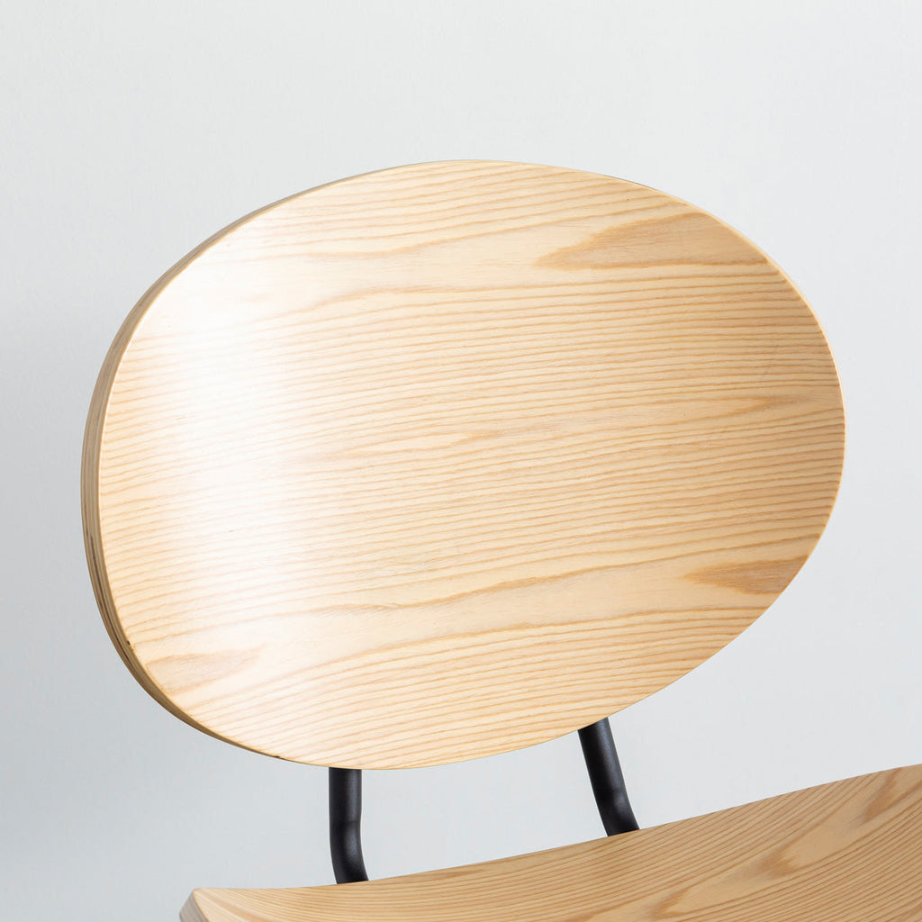 KANADEMONOのペア材プライウッドとアイアンを組み合わせたユニークモダンなナチュラルカラーのダイニングチェア（背もたれ）