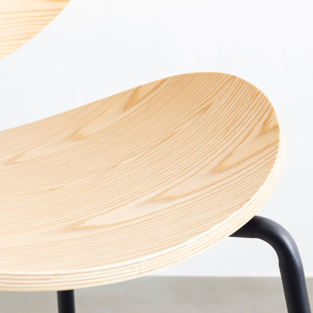 KANADEMONOのペア材プライウッドとアイアンを組み合わせたユニークモダンなナチュラルカラーのダイニングチェア（座面2）