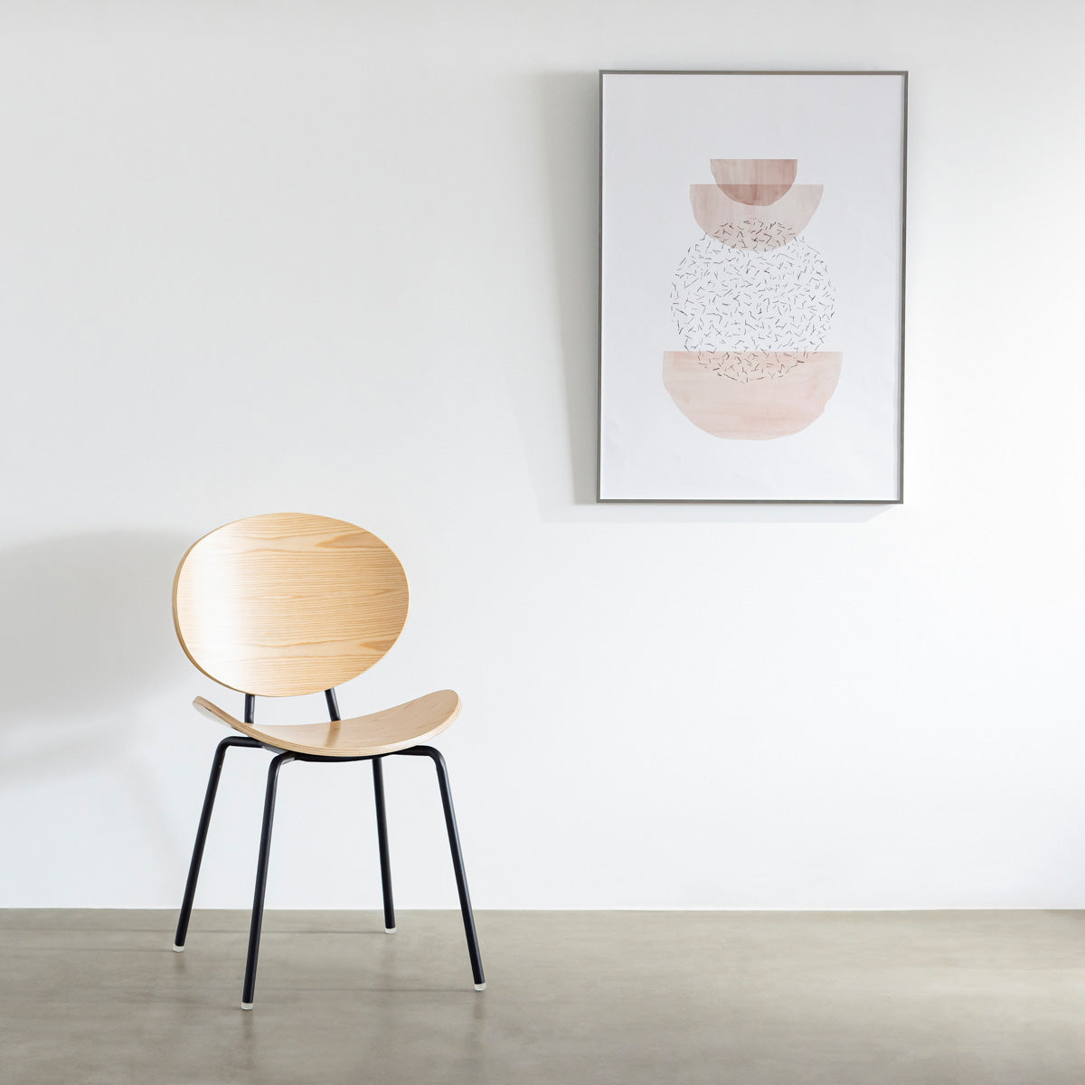 KANADEMONOのペア材プライウッドとアイアンを組み合わせたユニークモダンなナチュラルカラーのダイニングチェア（使用例）