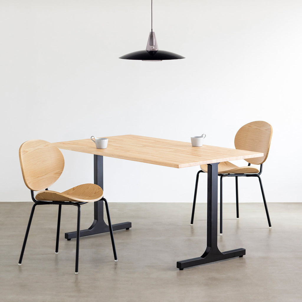 KANADEMONOのペア材プライウッドとアイアンを組み合わせたユニークモダンなナチュラルカラーのダイニングチェア（使用例2）