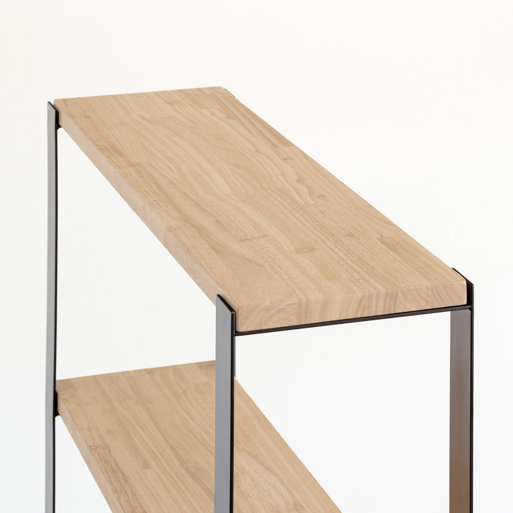 KANADEMONOのラバーウッドアッシュの棚板とアイアン脚を組み合わせたシェルフ（上部）